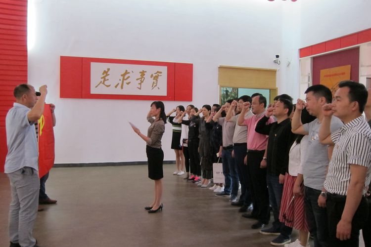 点击新窗口打开大图